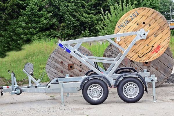 Kabeltrommelanhänger mit aufgenommener Kabeltrommel im Gelände
