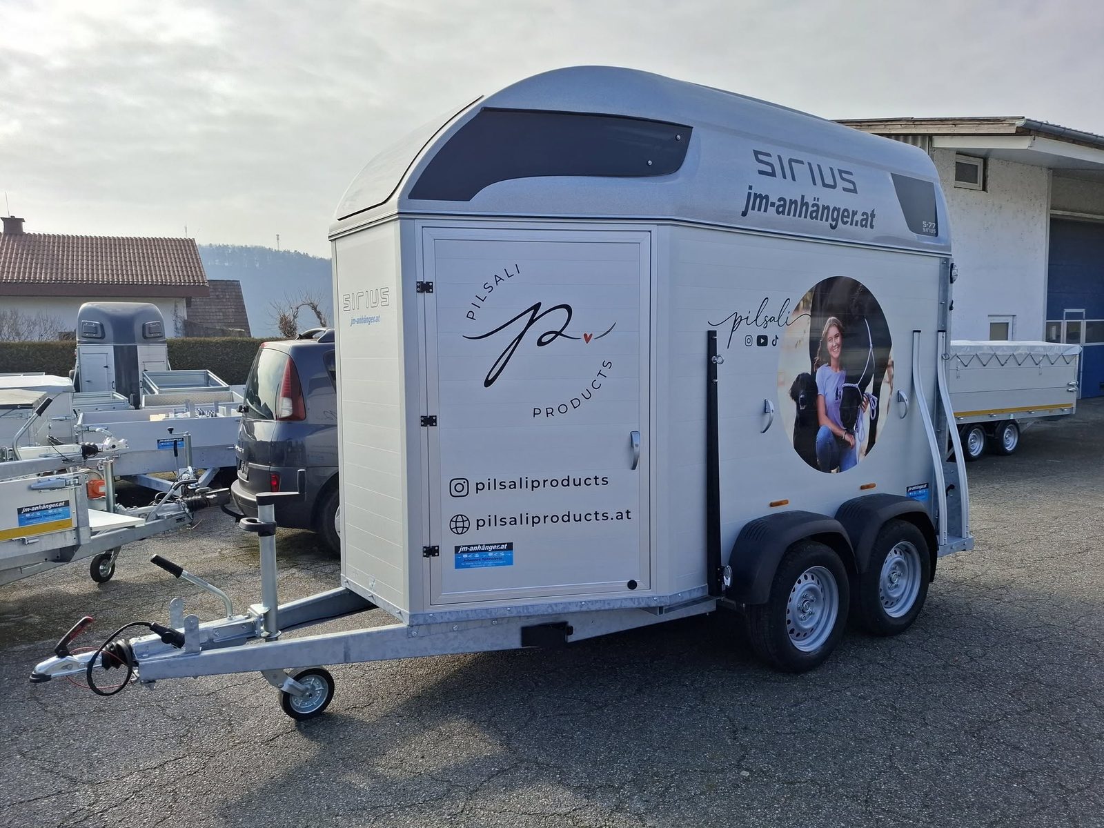 SIRIUS Pferdeanhänger mit individueller Beklebung vor der Übergabe