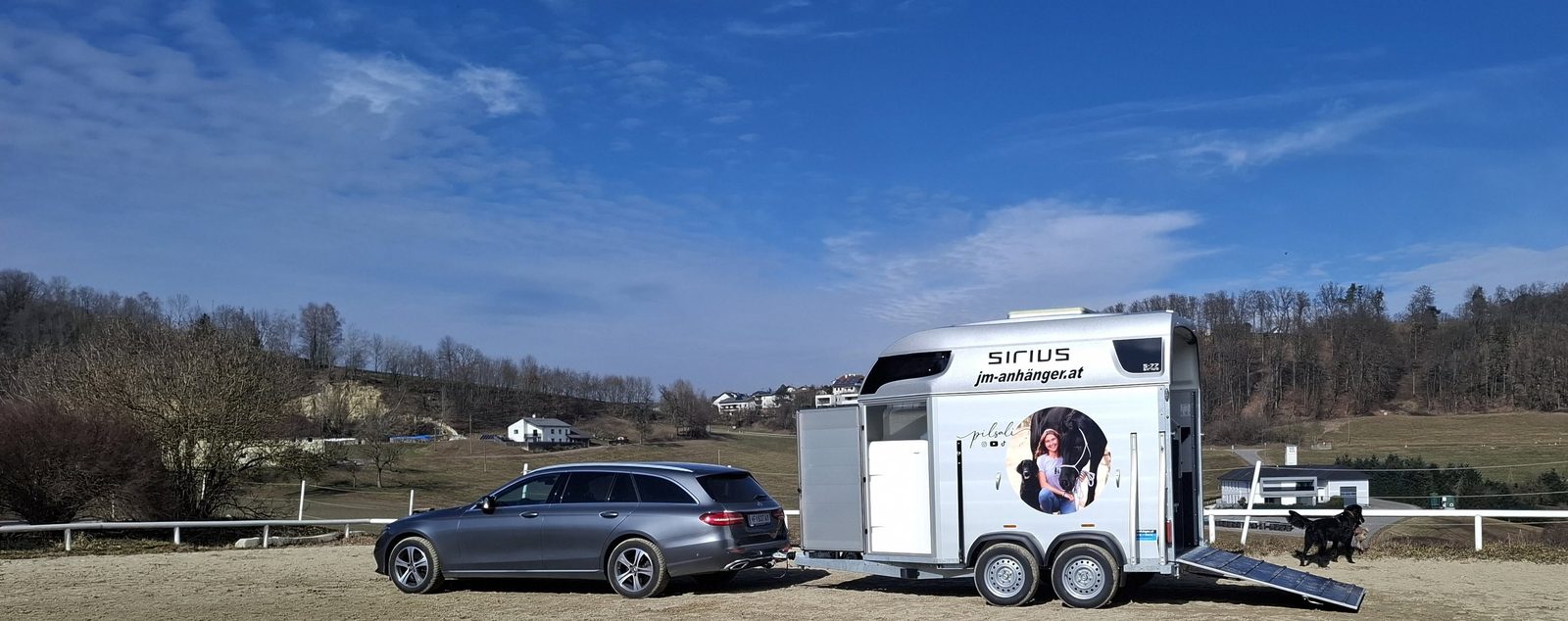 Gespann aus Auto und neuem SIRIUS Pferdeanhänger auf der Straße