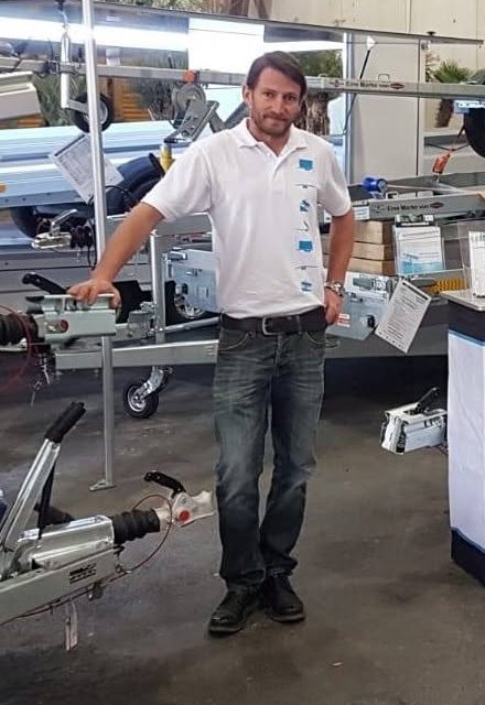 Johannes Mittendrein zwischen den Anhängern am Firmensitz in Ilz